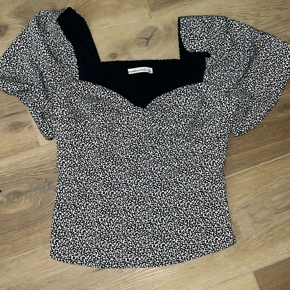 Abercrombie flutter sleeve sweetheart top.